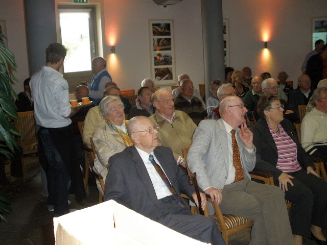 Klik voor foto in apart venster evert_van_den_broek_1911_2011_links_vooraan_in_grijs_pak_op_re_nie_van__t_hart.jpg